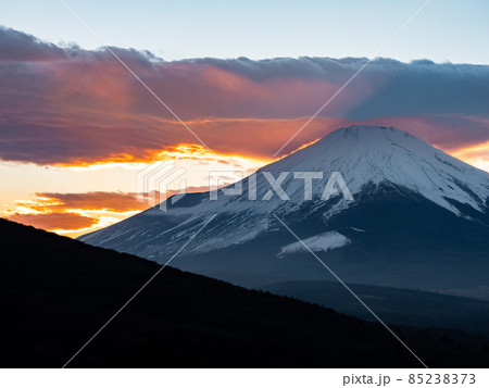 初冬の富士山の景色 傘雲と美しい夕焼けの写真素材 [85238373] - PIXTA