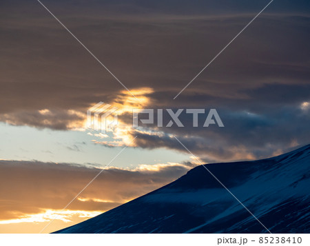 初冬の富士山の景色　傘雲と美しい夕焼け 85238410