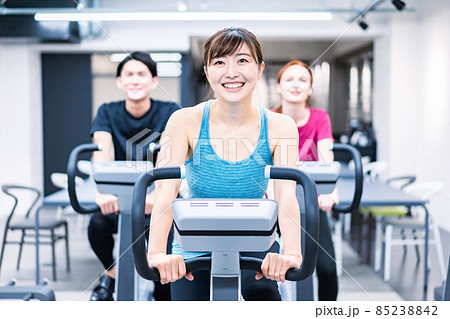 自転車マシンでトレーニングをする人々 自転車マシンでトレーニングをする人々 85238842