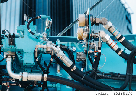 There are many hydraulic hoses and a hydraulic crane lifting control system.Crane engine control system There are many hydraulic hoses and a hydraulic crane lifting control system.Crane engine control system 85239270