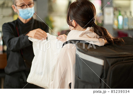 デリバリーする食事を受け取るアジア人女性 85239334