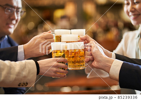 宴会で乾杯をするビジネスパーソン 85239336