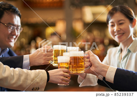 宴会で乾杯をするビジネスパーソン 宴会で乾杯をするビジネスパーソン 85239337