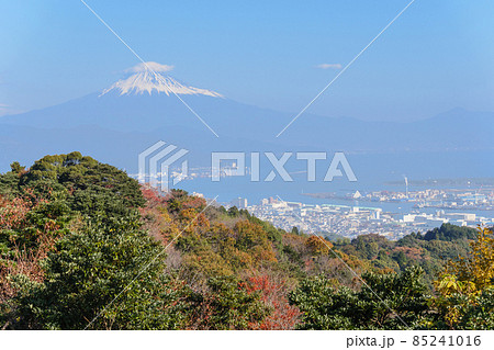 秋の駿河湾越しの富士山 85241016