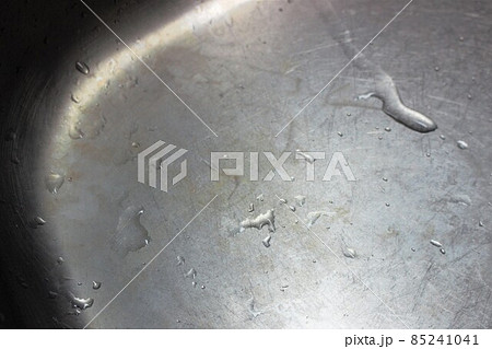 ステンレス製シンクの水滴 水滴 シンク ステンレス製シンクの水滴 水滴 シンク 85241041