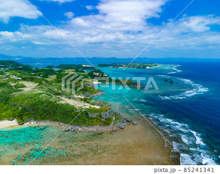 沖縄 空撮 沖縄県宮城島 果報バンタから伊計島を空撮 の写真素材
