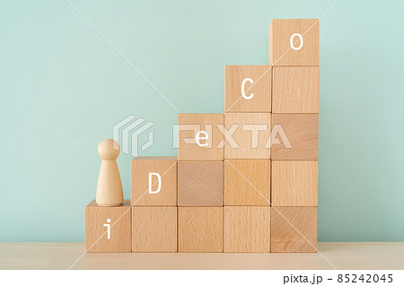 「iDeCo」と書かれた積み木と人形 85242045