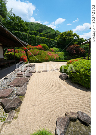 【瀬戸内三十三観音霊場】第十三番　頼久寺庭園の方丈と枯山水の庭とサツキが咲く青海波2　岡山県高梁市 85242552