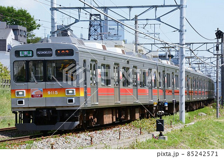 溝の口へ向けて快走する東急大井町線の9000系 85242571