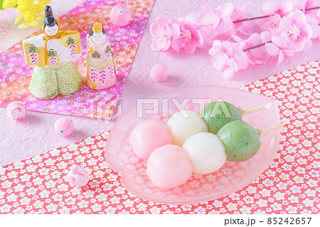 お花見団子 三色団子 と立ち雛のひな祭りの背景の写真素材