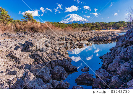 (山梨県)本栖湖畔の溶岩地帯から望む富士山 (山梨県)本栖湖畔の溶岩地帯から望む富士山 85242759