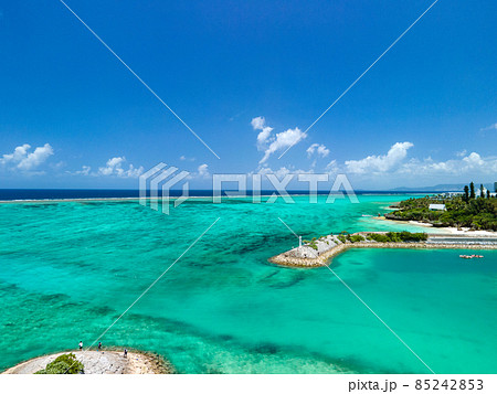 【沖縄・空撮】前兼久漁港から西のリーフエンドを空撮 85242853