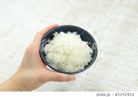 食事のマナー お茶碗の正しくない持ち方 食事のマナー お茶碗の正しくない持ち方 85242922
