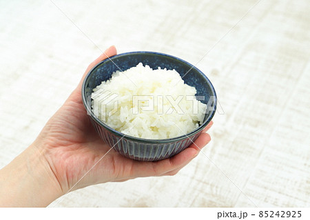 食事のマナー お茶碗の正しくない持ち方 食事のマナー お茶碗の正しくない持ち方 85242925