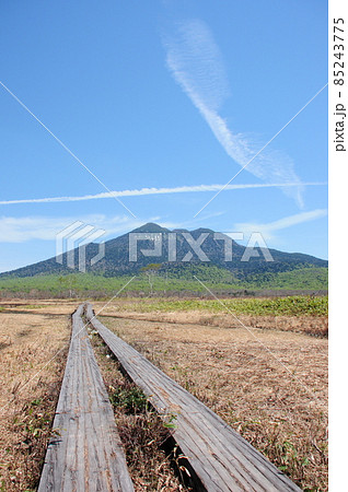 尾瀬の山と木道 85243775