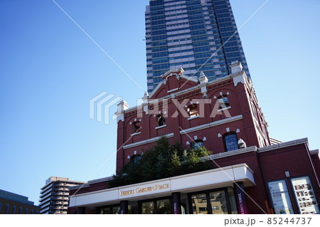 クリスマス前でバカラのシャンデリアが飾られ華やぐ東京・渋谷・恵比寿ガーデンプレイス 85244737