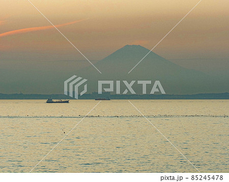 12月の鋸南町元名岬の夕闇迫る富士山 85245478