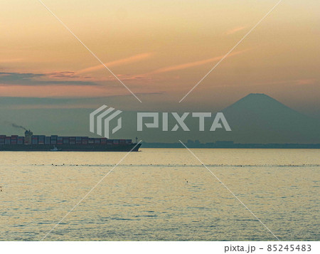 12月の鋸南町元名岬の夕闇迫る富士山 12月の鋸南町元名岬の夕闇迫る富士山 85245483