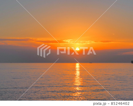 12月の鋸南町元名から見た日没間際の太陽 12月の鋸南町元名から見た日没間際の太陽 85246402