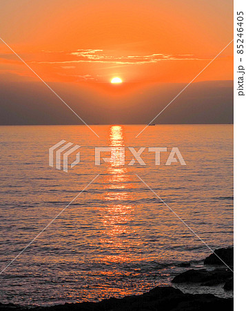 12月の鋸南町元名から見た日没間際の太陽 12月の鋸南町元名から見た日没間際の太陽 85246405