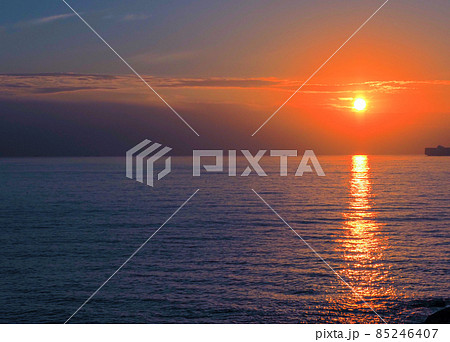 12月の鋸南町元名から見た日没間際の太陽 85246407