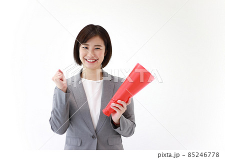 メガホンを持ち声援を送る女性 85246778