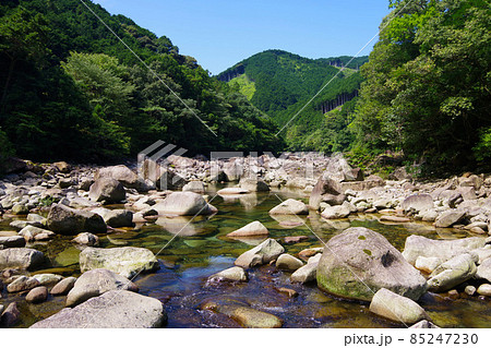 魚飛渓 三重県 日本有数の透明度 銚子川上流 清流 川遊び場 魚飛渓 三重県 日本有数の透明度 銚子川上流 清流 川遊び場 85247230