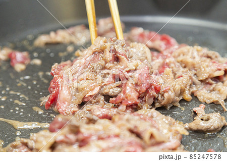 ホットプレートで牛肉を炒める ホットプレートで牛肉を炒める 85247578