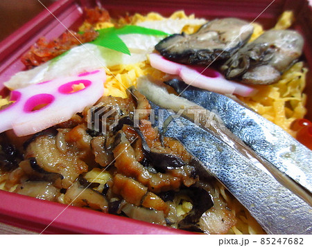 海産物が詰まった駅弁 85247682