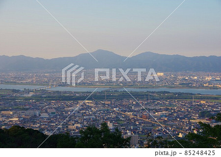 徳島県　眉山から阿讃山脈・藍住町方面を望む 85248425