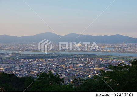 徳島県　眉山から阿讃山脈・藍住町・鳴門市・高徳線沿いを望む 85248433