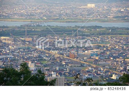 徳島県　眉山から藍住町・吉野川・高徳線を望む 85248436
