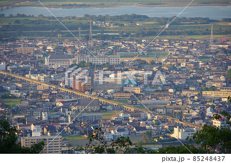 徳島県　眉山から吉野川・城北高等学校・高徳線周辺を望む 85248437