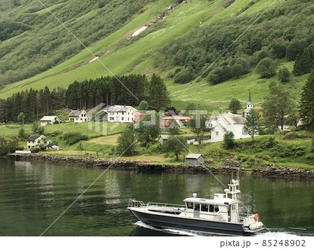 ノルウェー ソグネフィヨルド沿いの村と小型船 85248902