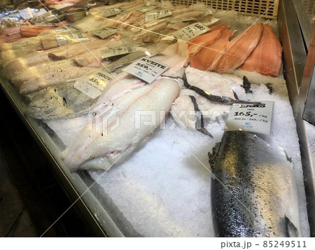 ノルウェー ベルゲンの魚市場の鮮魚店 サーモンなど ノルウェー ベルゲンの魚市場の鮮魚店 サーモンなど 85249511