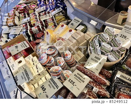 ノルウェー ベルゲンの魚市場のチーズ売り場 ノルウェー ベルゲンの魚市場のチーズ売り場 85249512
