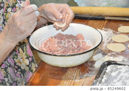 Woman sculpts dumplings at home 85249602