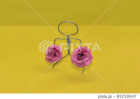 Human figure made of metal wire with an object 85250047