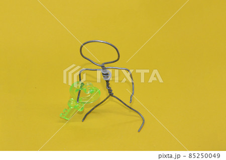 Human figure made of metal wire with an object Human figure made of metal wire with an object 85250049