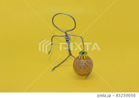 Human figure made of metal wire with an object Human figure made of metal wire with an object 85250050