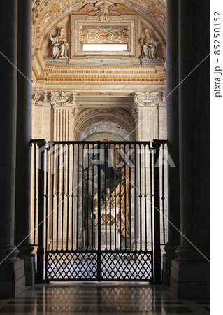Cathedral gate 85250152