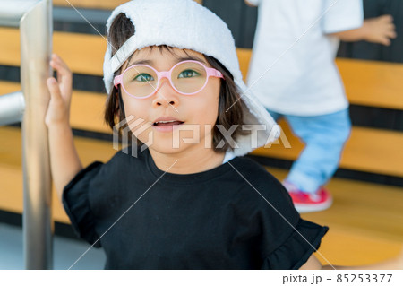 女の子　メガネ　弱視 85253377