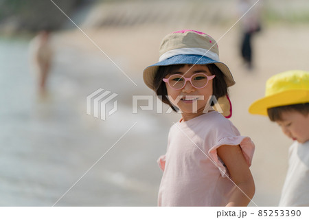 女の子　メガネ　弱視 85253390