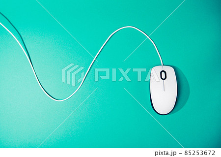 computer mouse on emerald background 85253672