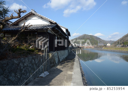 宿場町平福 佐用川の川端風景 兵庫県佐用町 宿場町平福 佐用川の川端風景 兵庫県佐用町 85253954