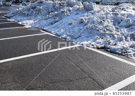 除雪した雪国の駐車場 除雪した雪国の駐車場 85253987
