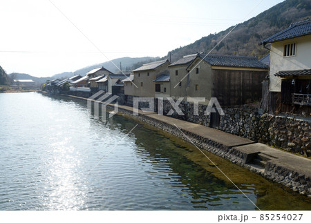 宿場町平福　佐用川の川端風景　兵庫県佐用町 85254027