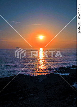 12月の鋸南町元名岬での沈みゆく太陽 85255467