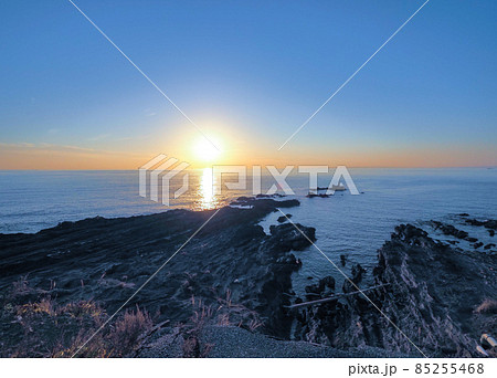 12月の鋸南町元名岬での沈みゆく太陽 85255468