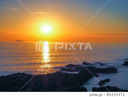 12月の鋸南町元名岬での沈みゆく太陽 12月の鋸南町元名岬での沈みゆく太陽 85255471